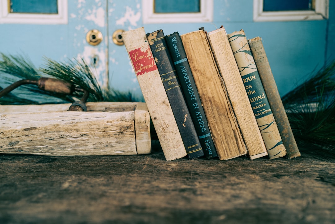Livres disposés dans un intérieur coloré