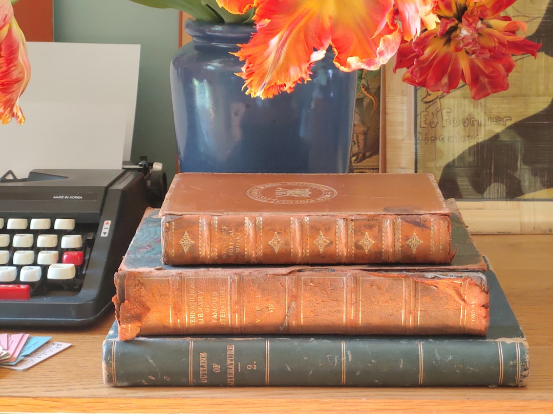 Livres anciens près d'une calculatrice